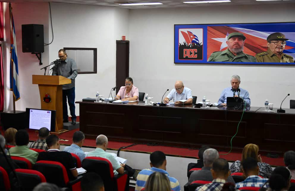 El pleno extraordinario del PCC en la Habana, presidido por el 1er Secretario del CC <a href="/PartidoPCC/">Partido Comunista de Cuba</a> <a href="/DiazCanelB/">Miguel Díaz-Canel Bermúdez</a> y el Secretario de Organización <a href="/DrRobertoMOjeda/">Dr. Roberto Morales Ojeda</a>, analizó las distorsiones presentes en la economía y las estrategias para resolverlas. #LaHabanaDeTodos #GenteQueSuma
