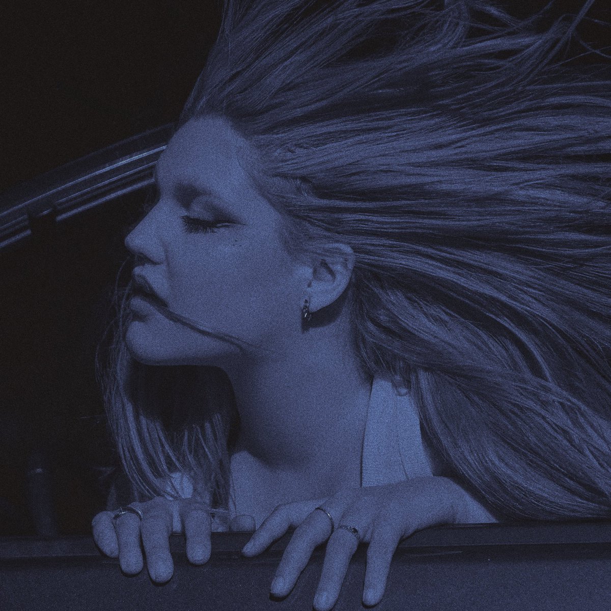 EL SILENCIO DEL RUIDO estará disponible el 22 de noviembre de 2024. Os espero en este viaje, que ganas de recorrerlo juntas🛣️🖤❤️‍🔥