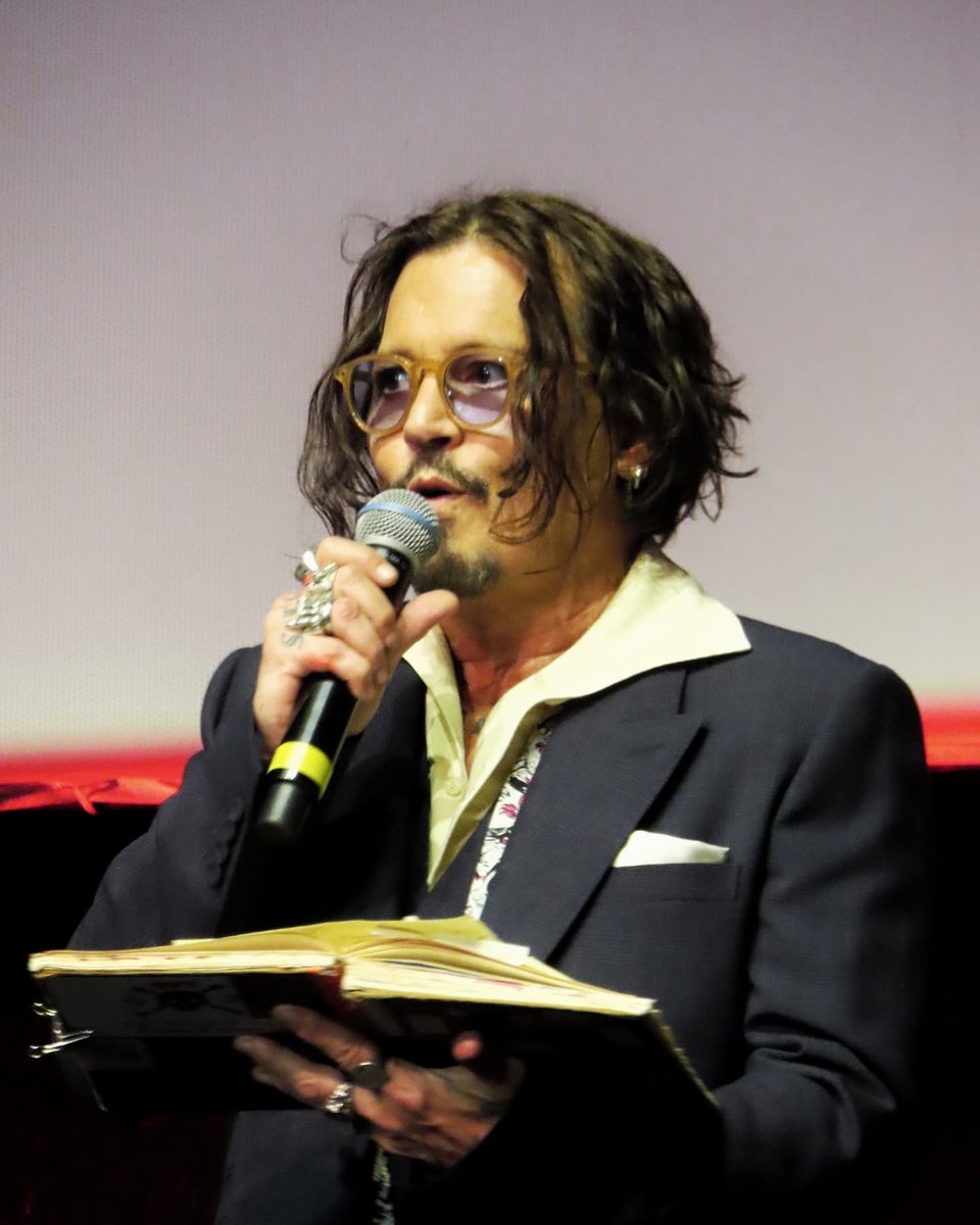 Marussia15's tweet photo. He's so adorable😍
#JohnnyDepp #RoFF19 https://t.co/sJsVfXIgs9