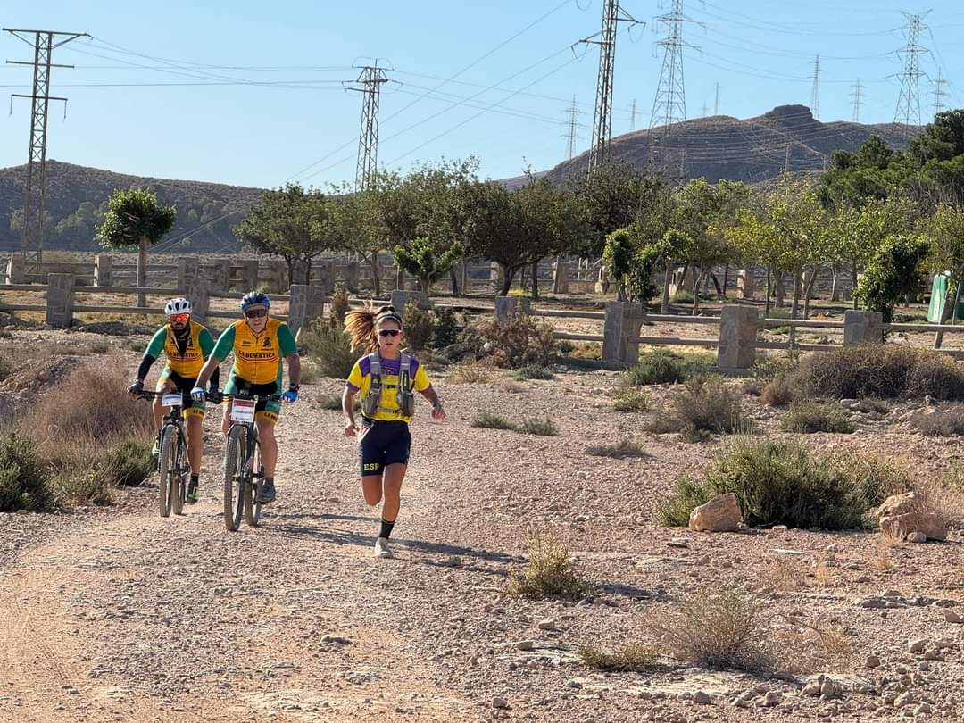 COMGECEU_ET's tweet photo. La teniente M. Romero ha sido 🥇en la prueba deportiva #LaDesértica celebrada en Almería y organizada por #LaLegión. Enhorabuena por el éxito que se une a todos los conseguidos este año representando al #RING7 de la #COMGECEU
@MCANA_ET 
@EjercitoTierra
#EjércitoconelDeporte https://t.co/ZF9j9YvgFs