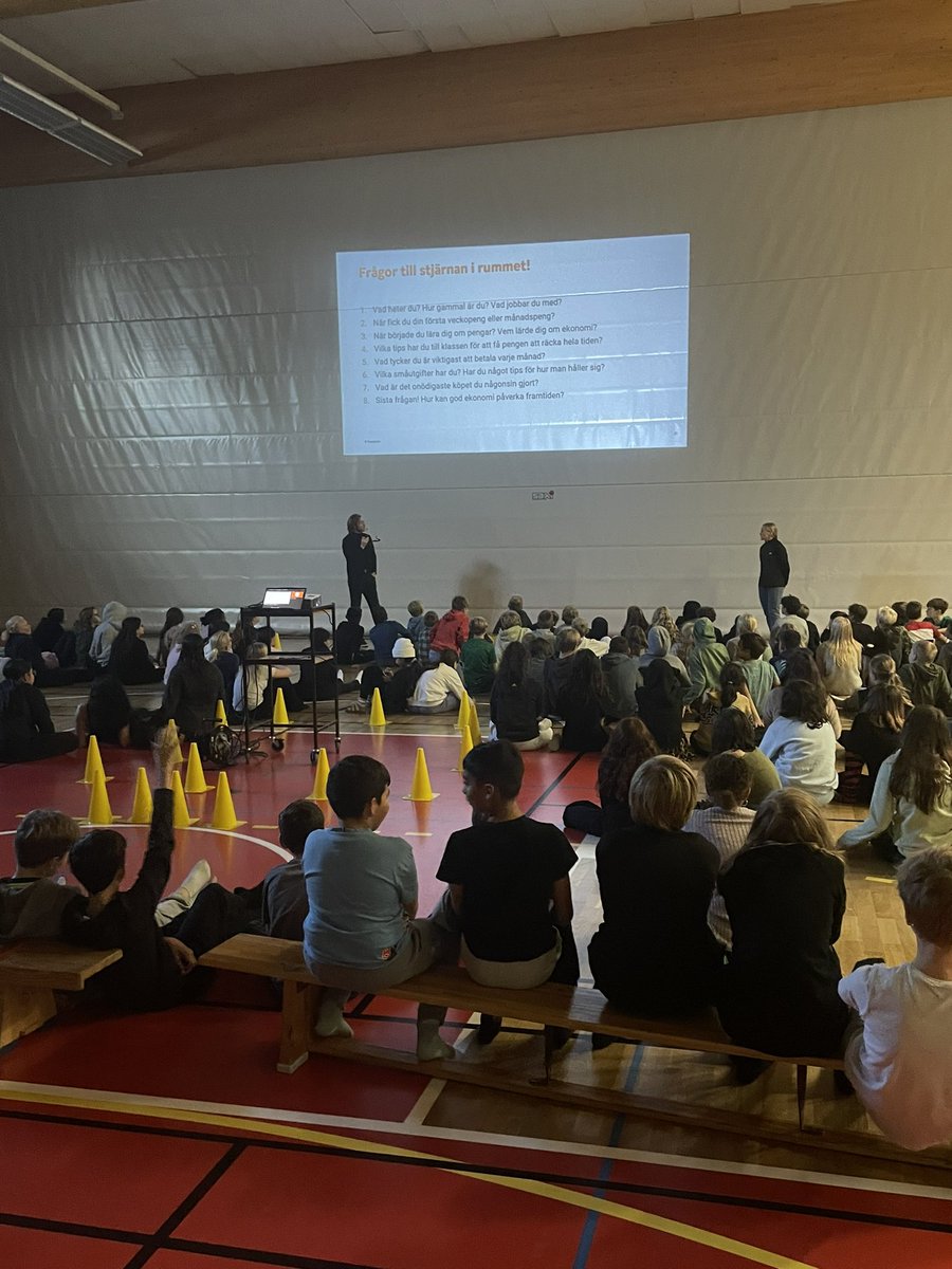 samhallsmatchen's tweet photo. Häromveckan besökte vi barnen på Edboskolan i Skogås tillsammans 
med vår initiativpartner
Swedbank och  med Ellen Gibson. 
Vi tackar Skogås för att Bajen fick komma och besöka er. Vi vill även passa på att tacka vår huvudpartner Stena Fastigheter  
som möjliggör vårt arbete. https://t.co/aNZ5JJwtzv