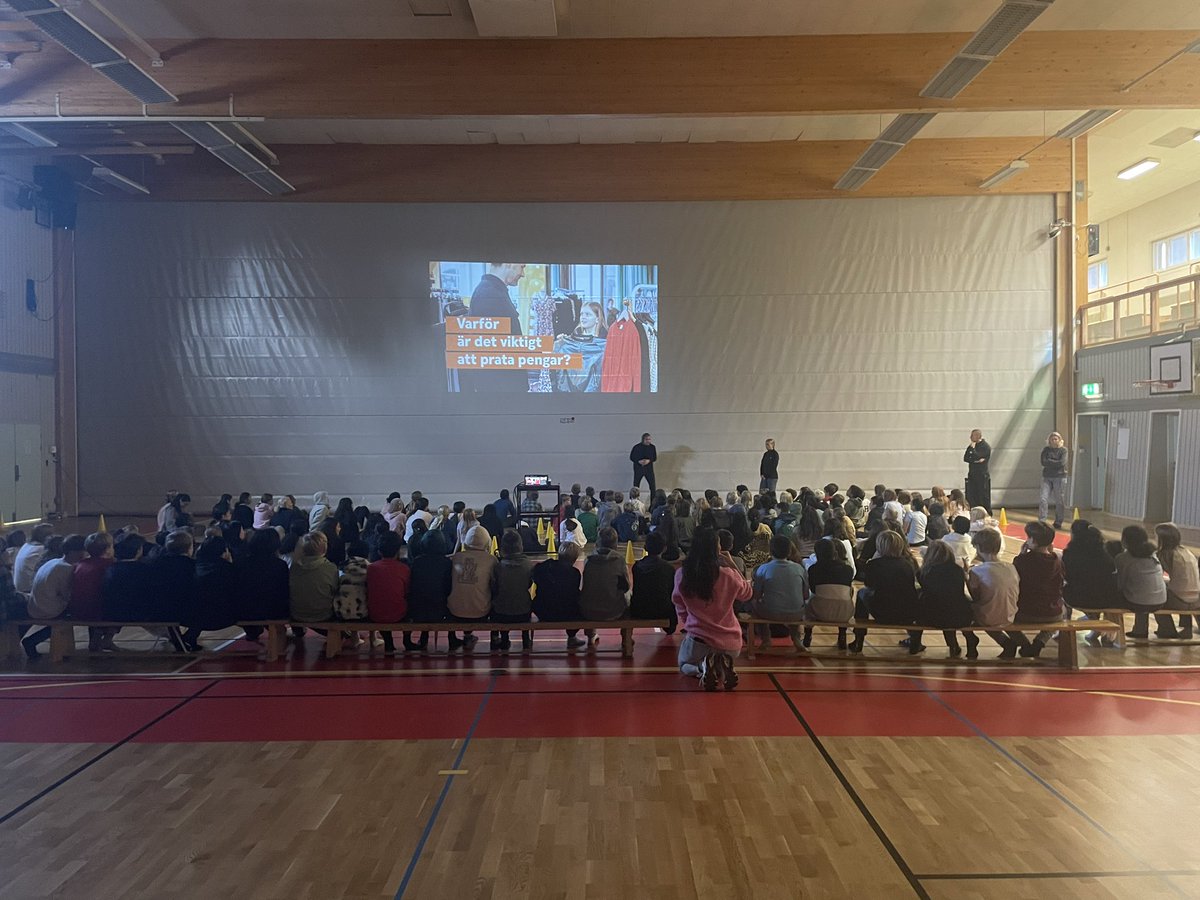 samhallsmatchen's tweet photo. Häromveckan besökte vi barnen på Edboskolan i Skogås tillsammans 
med vår initiativpartner
Swedbank och  med Ellen Gibson. 
Vi tackar Skogås för att Bajen fick komma och besöka er. Vi vill även passa på att tacka vår huvudpartner Stena Fastigheter  
som möjliggör vårt arbete. https://t.co/aNZ5JJwtzv