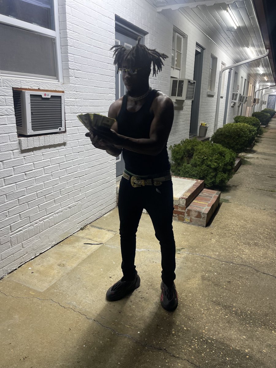 PleasureP1pe's tweet photo. Got clothes on for once https://t.co/4rSLNaweOq