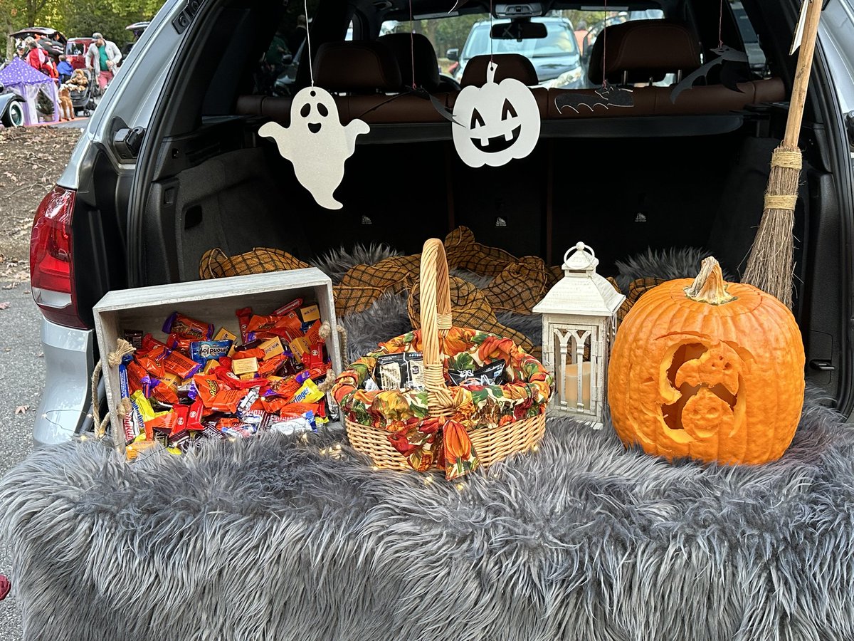 Governors_Land's tweet photo. Fun was had by all at the Governors Land trunk or treat last night! 🎃👻

#Halloween #trunkortreat #governorsland #tworiverscountryclub https://t.co/KwpKk0noCm