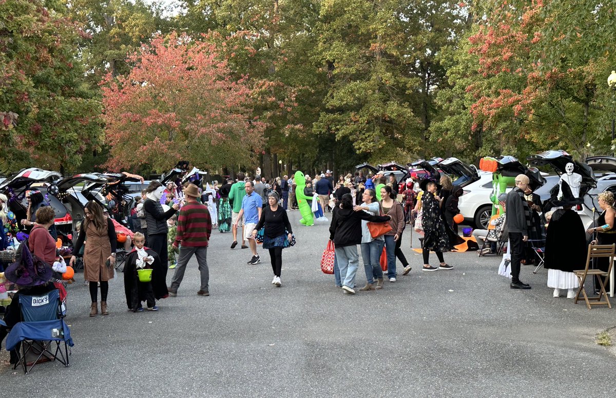 Governors_Land's tweet photo. Fun was had by all at the Governors Land trunk or treat last night! 🎃👻

#Halloween #trunkortreat #governorsland #tworiverscountryclub https://t.co/KwpKk0noCm