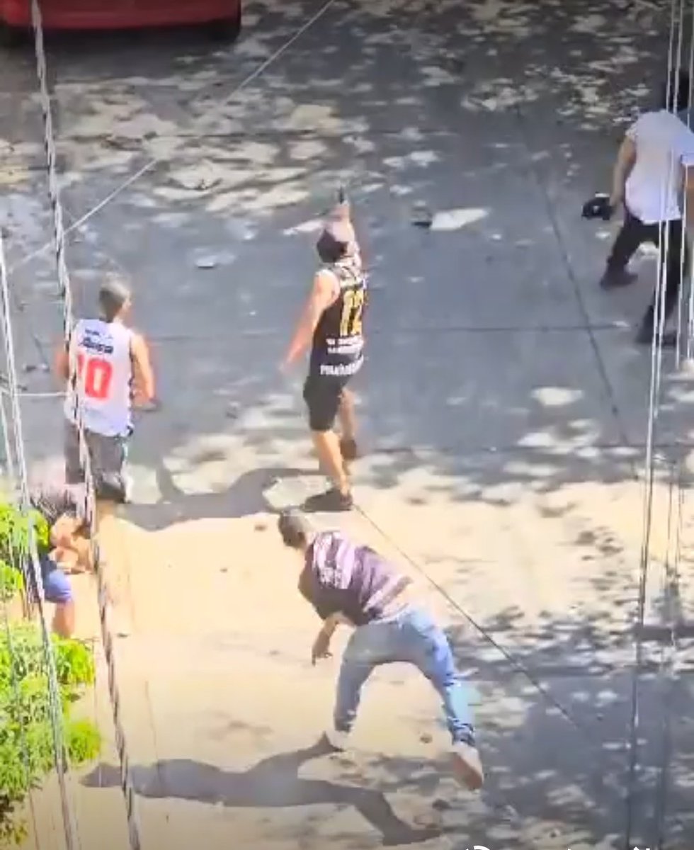 No podes ser tan hijo de puta para llevar un ARMA a un estadio. La principal razón por la que la gente ya no va a la cancha son estos delincuentes de mierda.