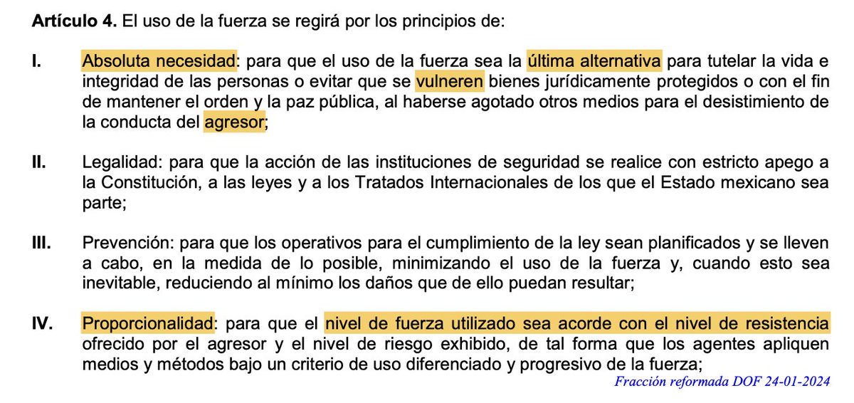 MiguelMezaC's tweet photo. El encapsulamiento contra dos juezas es abuso de funciones y viola la Ley Nacional sobre el Uso de la Fuerza.

Hay al menos 70 granaderos inmovilizándolas.

La inmovilización solo se justifica ante agresiones. Ellas no agreden a nadie,solo defienden sus derechos con un megáfono:

La Ley Nacional sobre Uso de la Fuerza establece varios principios que todas las fuerzas de seguridad deben seguir al utilizar la fuerza contra civiles.

Hay dos principios muy importantes para este caso: absoluta necesidad y proporcionalidad.

El principio de absoluta necesidad establece que el uso de la fuerza es la última alternativa que las autoridades pueden utilizar contra un agresor (artículo 4, fracción I) que pone en riesgo a personas, el orden o la paz pública.

Dos juezas que defienden la independencia del Poder Judicial con un megáfono no son unas agresoras, aunque este gobierno las haya convertido en sus enemigas públicas.

Por otro lado, el uso de la fuerza debe ser proporcional al nivel de resistencia y riesgo del agresor (artículo 4, fracción IV).

Utilizar a más de 70 granaderos para encapsular a dos juezas cuyo nivel de riesgo es cero, es absolutamente desproporcionado.

No solo es violatorio de la Ley Nacional sobre el Uso de la Fuerza. También vulnera los derechos a la libertad de expresión, libertad de movimiento y muchos otros.

Las personas responsables de estos operativos deberían ser sancionadas. La fuerza pública es para garantizar la seguridad de la población, no para amedrentar a quienes defienden la democracia.