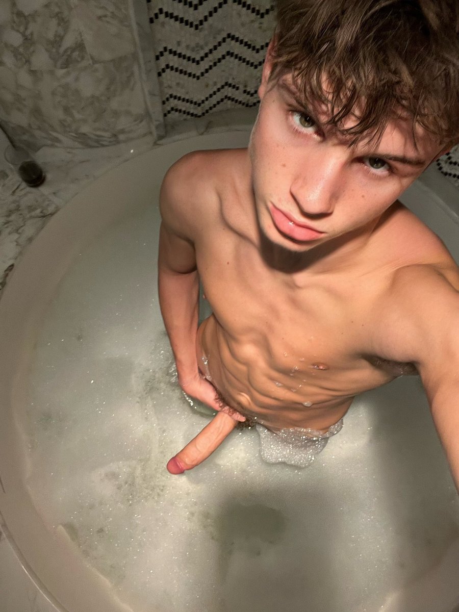 loosclue's tweet photo. Nothing beats a bath 🛁 who’s in the UK and wants to join me??
#ukboy #NSFWAUDIO #nsfwtwt https://t.co/7wvh8XzSxu
