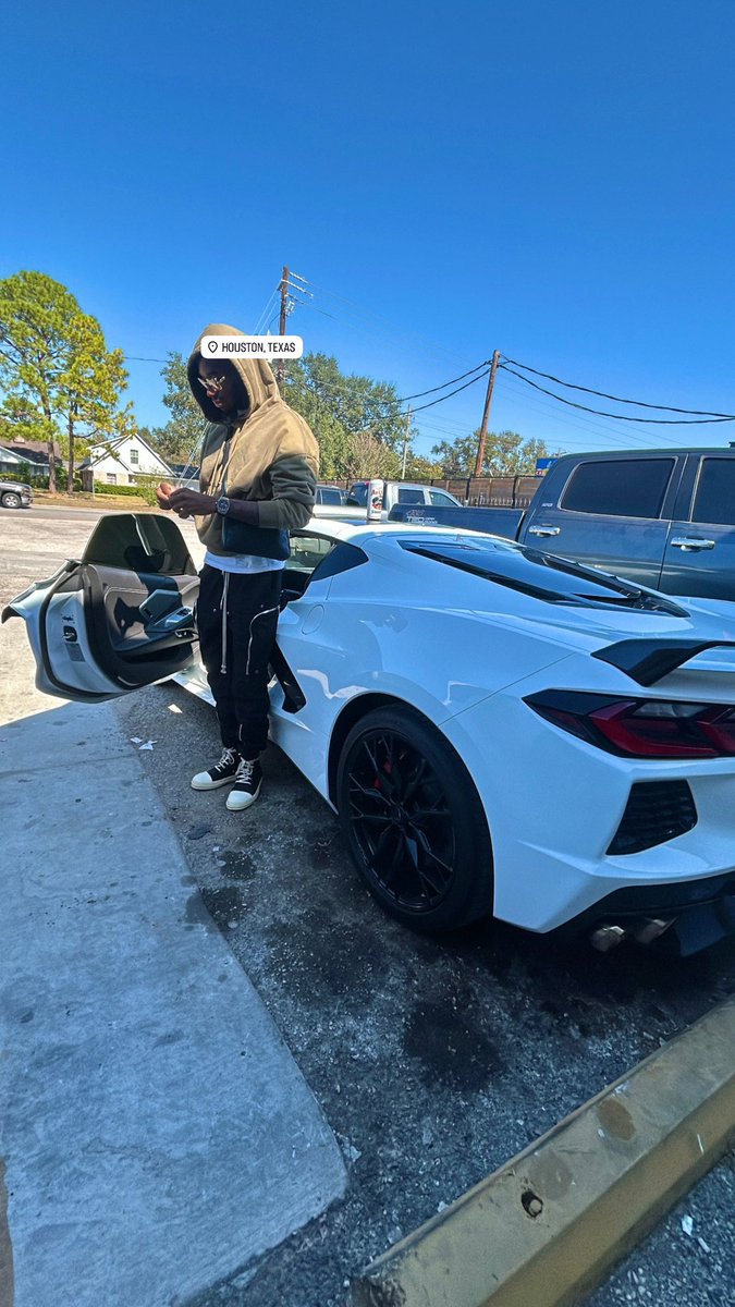 لِلَّٰهِ tweet media