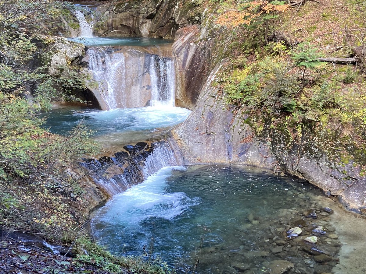 kiwa_lab's tweet photo. 休みの前日、明日何しよう？ってなり、思いつきで西沢渓谷に行きました。

紅葉にはまだ早く時間も早いから、ほとんど人に遭うことはなく、終始自分だけのペースで歩けて、気持ちが落ち着きます。

明日何しよう？からの山歩き。ハマりそうです。 https://t.co/oMJUu8BMpu