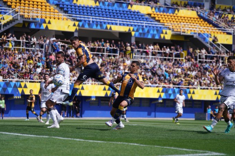 Final

No tienen idea de cómo llevar el fútbol.

No puede quedar uno de este plantel que armaron.

Jugadores sin alma.

Ni una situación de gol.

Otro año en retroceso, y van?...