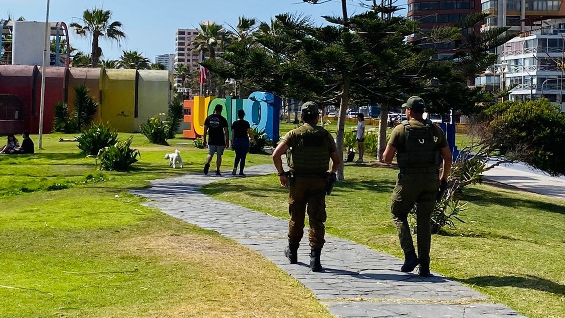 Carabineros de la 5ª Comisaría C.O.P. #Iquique se mantienen desplegados realizando patrullajes preventivos en el borde costero de la comuna, aumentando la presencia policial, con el fin de prevenir delitos y brindar seguridad a vecinos y transeúntes.
#LaPrevenciónEsNuestraEsencia