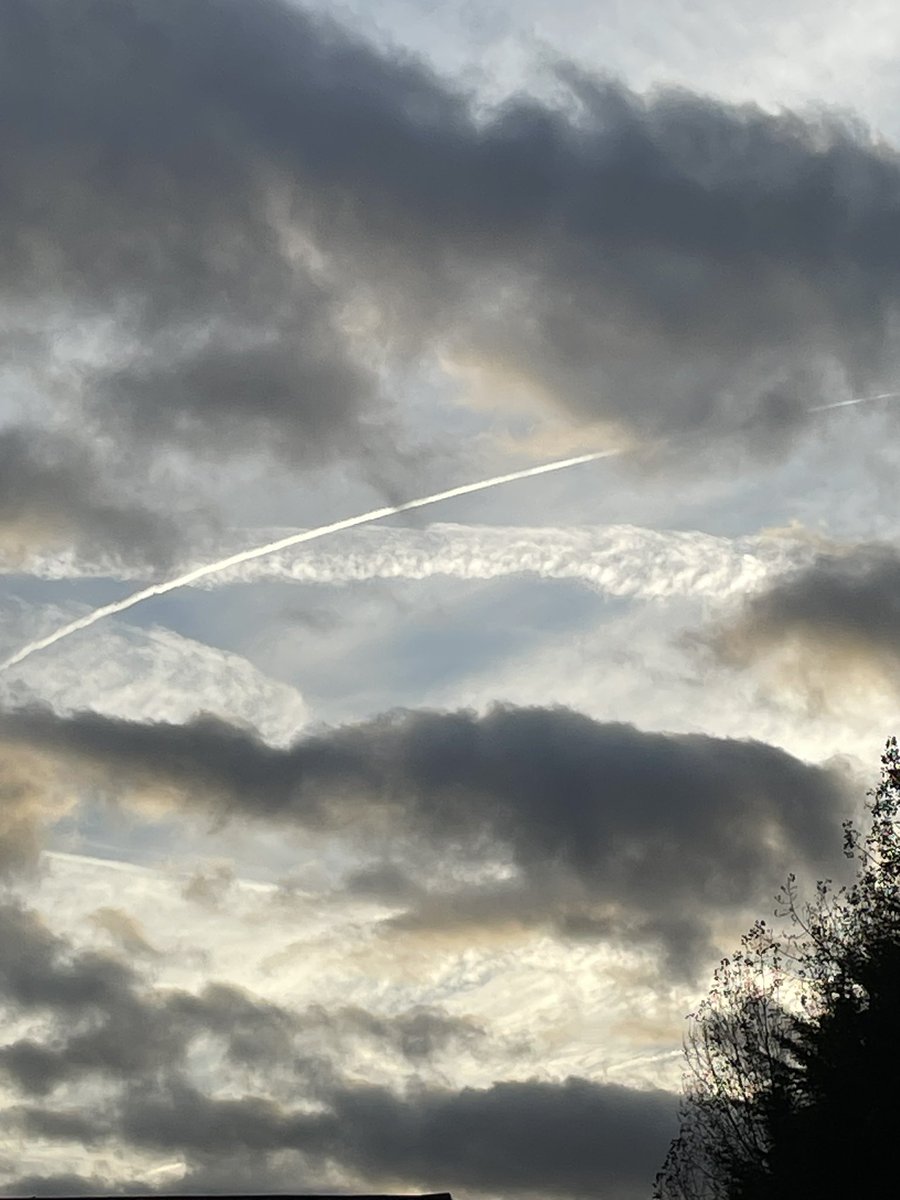 Mindenviking's tweet image. Same place, just a bit later in the evening 
Notice the giant “Contrails” spreading across the sky….normal eh 🙄
#chemtrails #poison #sprayed #GeoEngineering