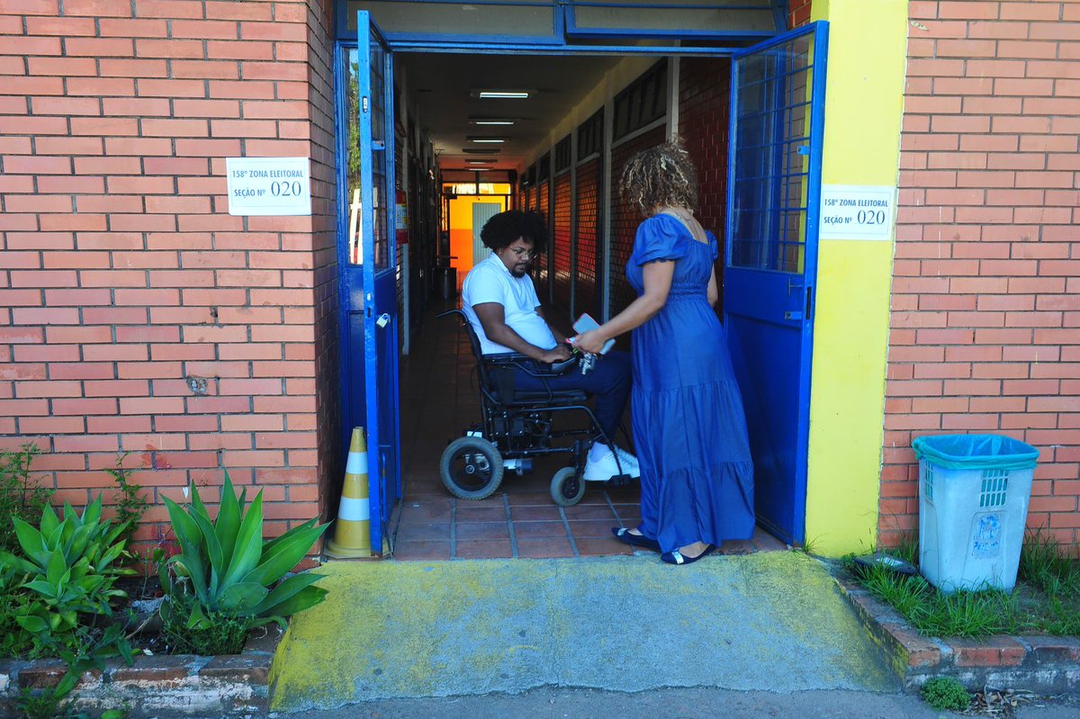 felipefaleiro's tweet photo. Pessoa com deficiência, Anderson Fagundes votou no final de tarde deste domingo na E. E. Santa Rosa, no bairro Santa Rosa de Lima, mas relatou dificuldades no acesso à seção. Foi auxiliado pela BM e por sua mãe, a professora Maria Lima
Foto: Fabiano do Amaral
@correio_dopovo https://t.co/nUeHbWLTP3