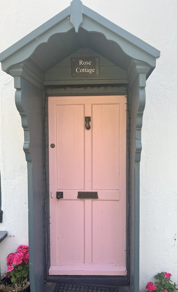 angelaproudnan's tweet image. Rose cottage should always have a pink door… do you agree?? 🌸🫠🌸#cottages #DailyDoor #NoContextDoors  #history #architecture #antiques #village #PositiveVibes #sunday