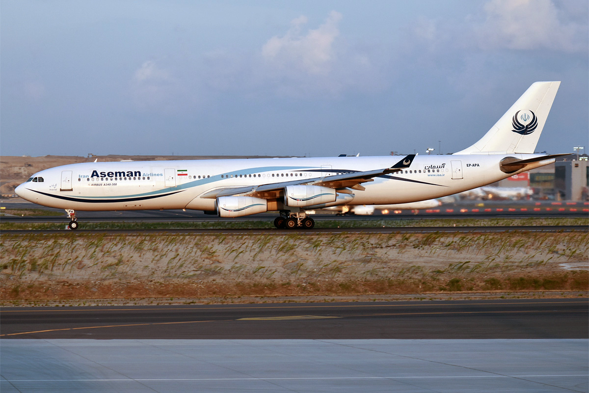 OnAviation's tweet photo. ¿Cuál es el A340 más antiguo aún activo? Pues este, el EP-APA, un A340-300 de Iran Aseman Airlines que tiene el número de serie o MSN 002. Realizó su primer vuelo en febrero de 1992 y tras pasar por Virgin Atlantic acabó en 2012 en la aerolínea iraní donde sigue volando actualmente mientras roza los 33 años de antigüedad. 

📸Anna Zvereva