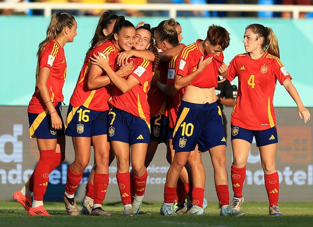 ESPNEcuador's tweet photo. ⚽️ ¡España convierte un doblete! Pau Comendador anota por partida doble y en el minuto 38 #LaFuria ya gana 2-0 a 🇪🇨 #LaMinitri, en el partido por los cuartos de final del Mundial Sub17.
📸 @SEFutbolFem https://t.co/UCgB2ilbd6