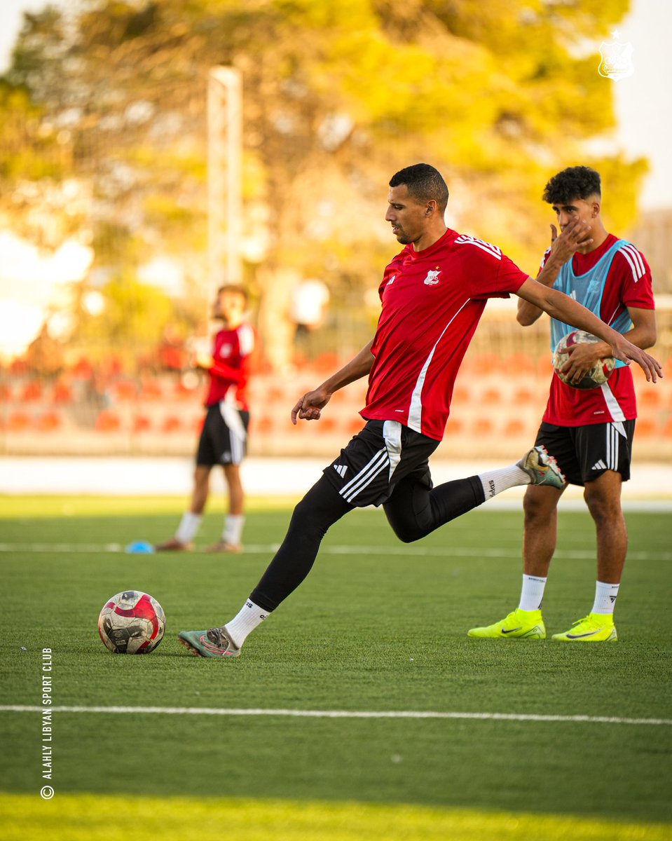 AlahlyLySc's tweet photo. نواصل العمل في أروقة معقلنا التاريخي ضمن استعداداتنا للقاء الغد. 💪🇦🇹

#AlahlyLySC #Forza_jazzara #المجد_للشعار🔴⚪️ https://t.co/6sN8c9p8Rf