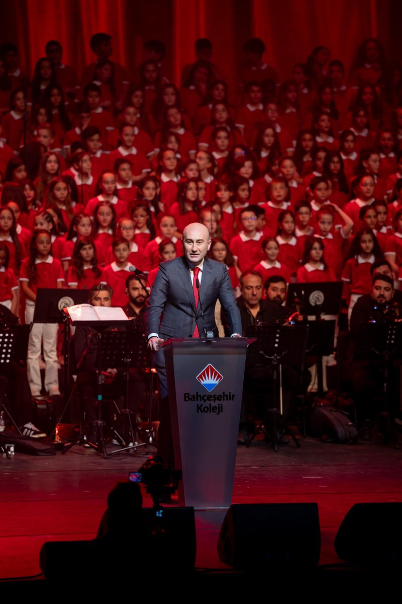 bahcesehir_k12's tweet photo. 🇹🇷 Bahçeşehir Koleji Ailesi olarak Cumhuriyetimizin 101. Yılını coşkuyla kutladığımız Cumhuriyet Gençleri Konseri’nde bir araya geldik.

Bu anlamlı gecede büyük emeği olan sevgili öğrencilerimize, öğretmenlerimize ve genel müdürlük yöneticilerimize sonsuz teşekkürler.

#BahçeşehirKoleji❤️💙
#CumhuriyetCesarettir