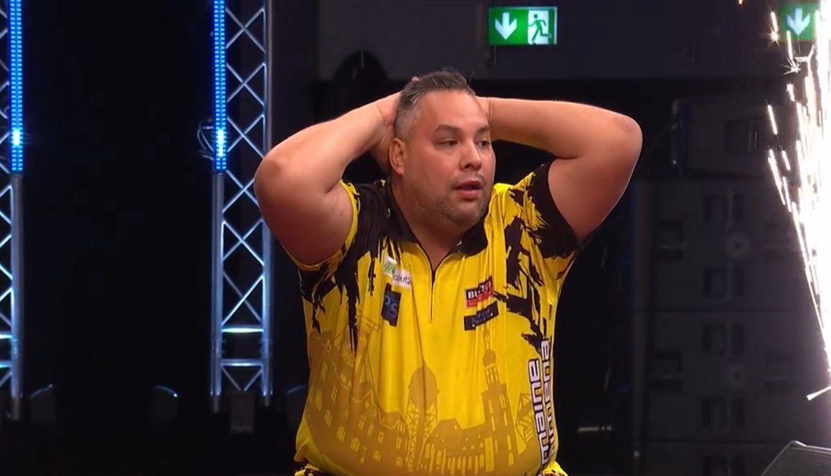 livedarts's tweet photo. 𝗠𝗔𝗖𝗛𝗜𝗡𝗘 𝗚𝗨𝗡 𝗕𝗟𝗔𝗦𝗧𝗦 𝗜𝗡𝗧𝗢 𝗧𝗛𝗘 𝗙𝗜𝗡𝗔𝗟 💥

Jermaine Wattimena closes out a nail-biting 11-10 win over Danny Noppert to progress to his first major final at the European Championship!

#EDC24 https://t.co/pyvahxmXaw