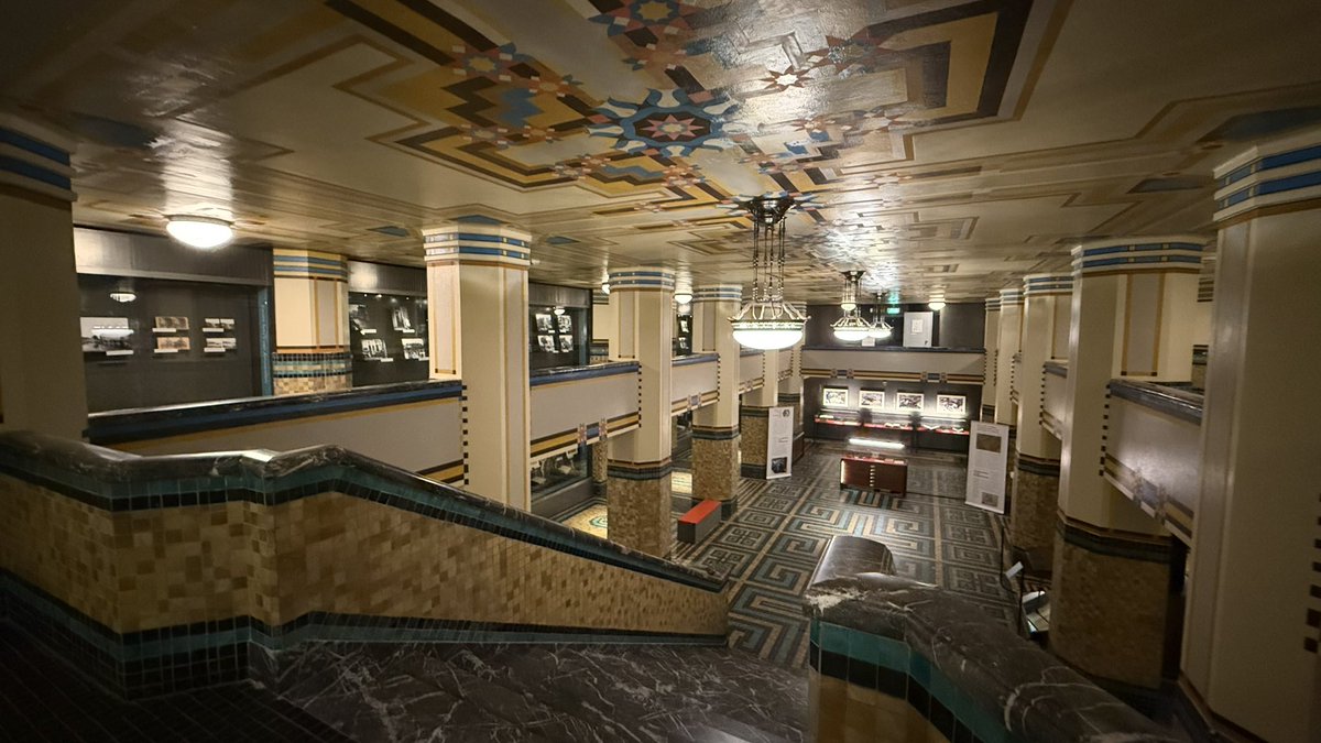 Amsterdam is vandaag 749 jaar oud!🥂
Het begon allemaal met het Tolprivilege. Deze is vandaag te zien in de schatkamer van het Stadsarchief Amsterdam je kan ook een virtuele tour door de schatkamer doen ->

amsterdam360.com/panos/vijzelst…