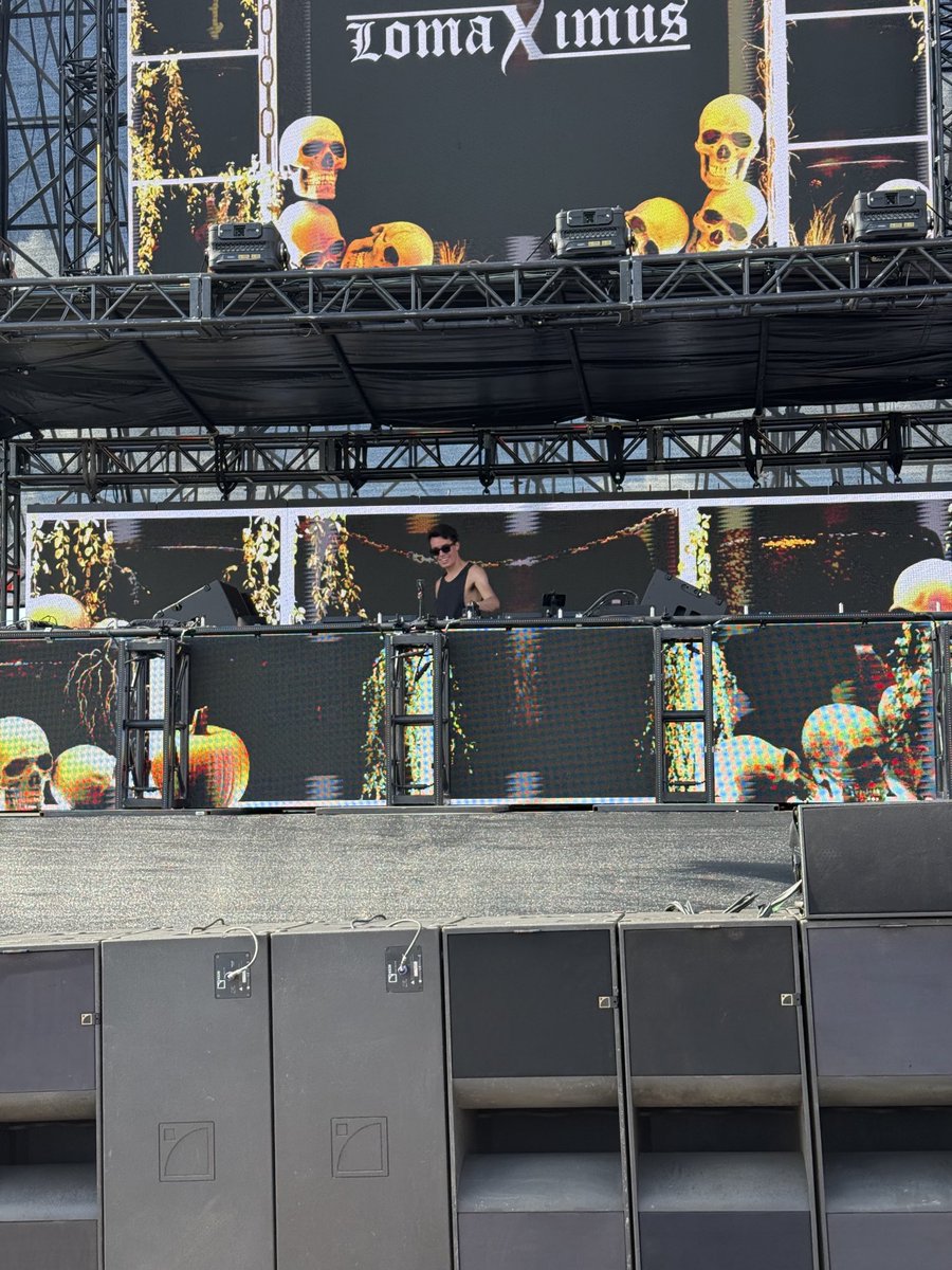 vMEEKv's tweet photo. THATS HOW YOU OPEN UP A FUCKING SHOW ⁦@LomaximusB⁩ ⁦⁦@FreakyDeakyTX⁩ #FreakyDeaky https://t.co/TS3hKw0s1K