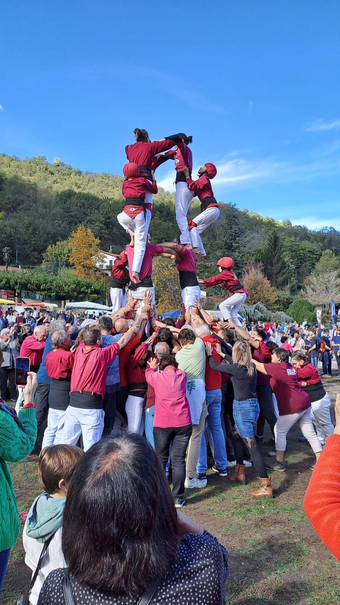 CasalConflent's tweet photo. Avui, Festa de la Poma a Saorra ...aquest diumenge els castells del @ElsPallagos han estat genials!. La música de la #batukagralla i els companys #Desmanyacs també! 
#castellers #Pallagos #gralles #graellers #casaldelconflent #somculturapopular 
@Angelssoriano74
@AteneusCat https://t.co/qVp2Lky9Zv