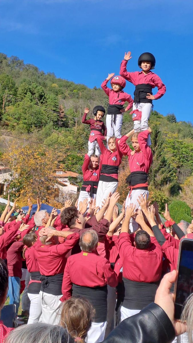 CasalConflent's tweet photo. Avui, Festa de la Poma a Saorra ...aquest diumenge els castells del @ElsPallagos han estat genials!. La música de la #batukagralla i els companys #Desmanyacs també! 
#castellers #Pallagos #gralles #graellers #casaldelconflent #somculturapopular 
@Angelssoriano74
@AteneusCat https://t.co/qVp2Lky9Zv
