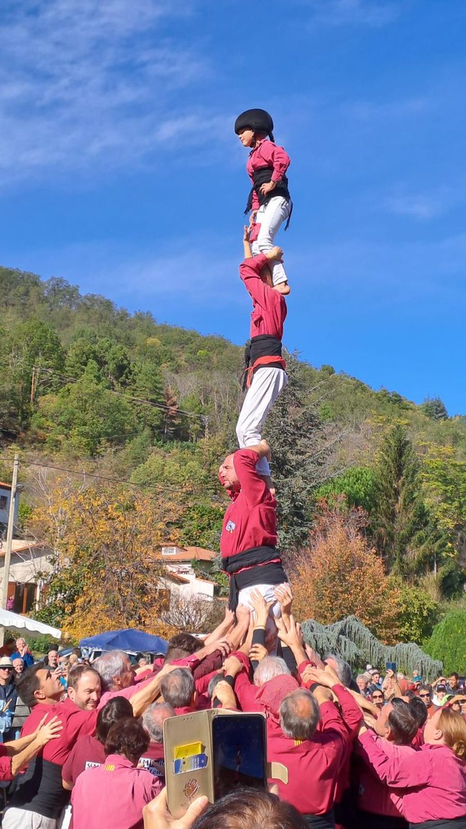 CasalConflent's tweet photo. Avui, Festa de la Poma a Saorra ...aquest diumenge els castells del @ElsPallagos han estat genials!. La música de la #batukagralla i els companys #Desmanyacs també! 
#castellers #Pallagos #gralles #graellers #casaldelconflent #somculturapopular 
@Angelssoriano74
@AteneusCat https://t.co/qVp2Lky9Zv