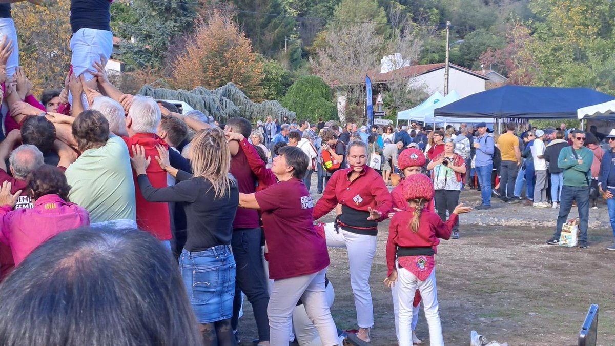 CasalConflent's tweet photo. Avui, Festa de la Poma a Saorra ...aquest diumenge els castells del @ElsPallagos han estat genials!. La música de la #batukagralla i els companys #Desmanyacs també! 
#castellers #Pallagos #gralles #graellers #casaldelconflent #somculturapopular 
@Angelssoriano74
@AteneusCat https://t.co/qVp2Lky9Zv