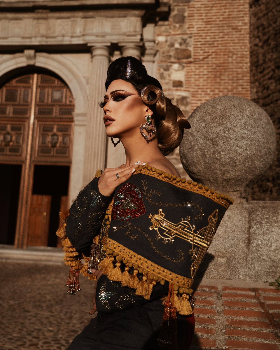 Soy una feria para <a href="/DragRaceEs/">Drag Race España</a> por <a href="/albertorbatres/">🌹 Alberto 🌹</a> 🥹❤️🥹❤️. España es mucho más que un país, es una cultura que me abraza con su historia, su arte y su pasión. Con inmenso respeto y amor, traigo a esta pasarela una interpretación única: una deconstrucción de la bata de cola y el