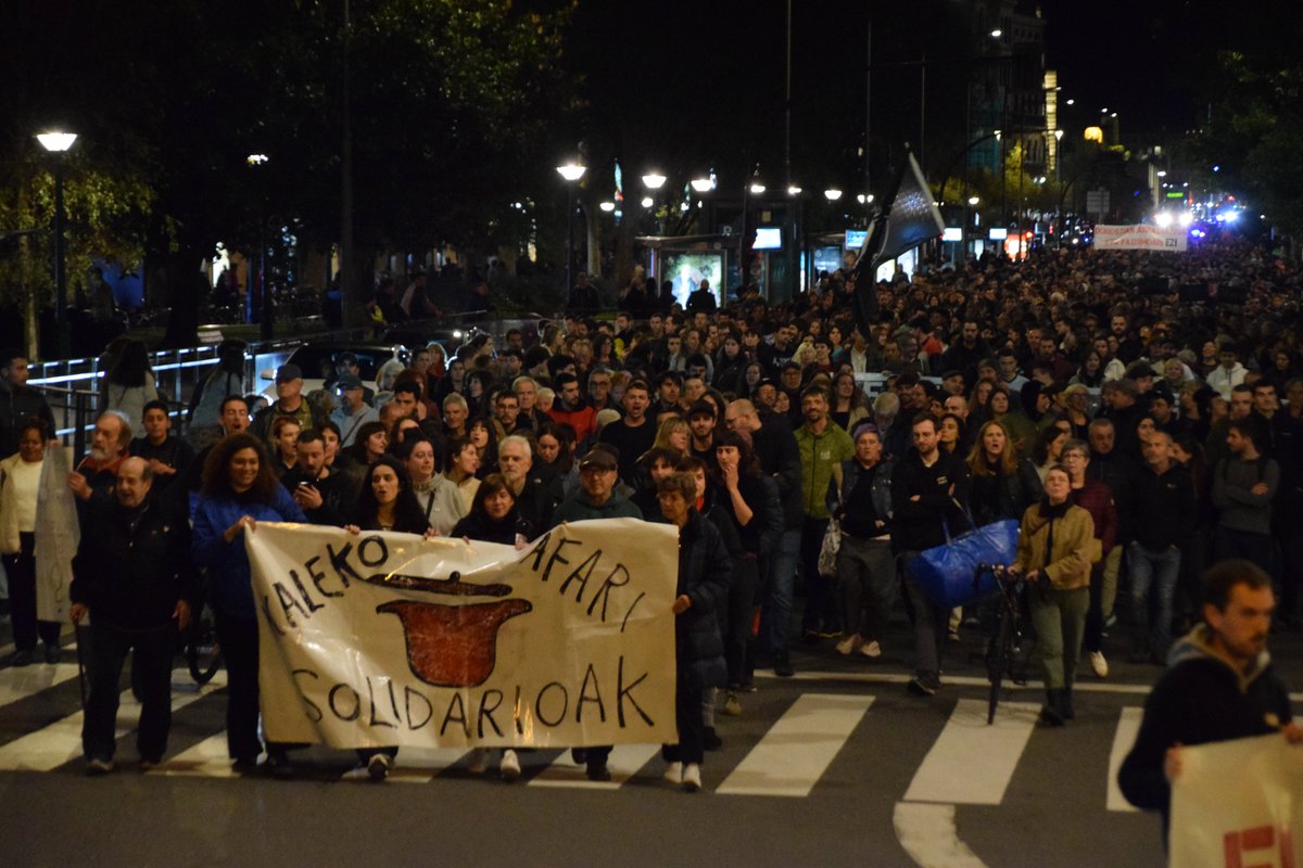 irutxulo's tweet photo. Jendetza batu da gaur Donostian Kaleko Afari Solidarioen alde eta arrazakeriaren eta faxismoaren kontra. 

🔗https://t.co/gtOVgPRMQ4 https://t.co/ttj1FEnPsL