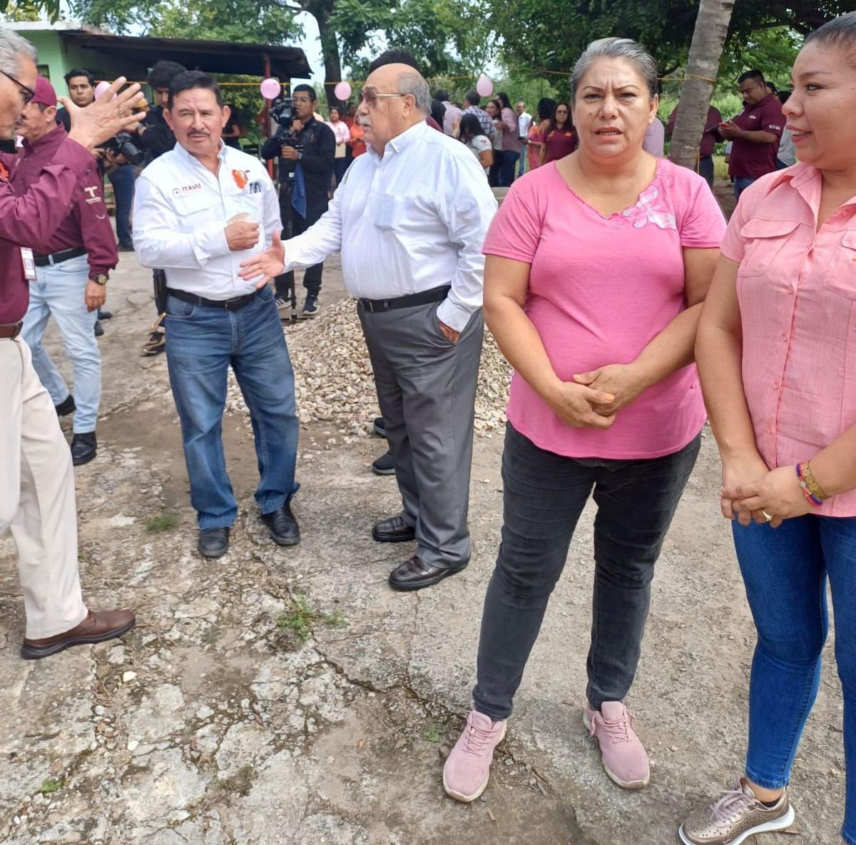 NotariosTampico's tweet photo. En representación del colegio, el Lic. Juan Ángel Rivera Echazarreta, acompañó al #ITAVU en la comunidad El Repecho de #Altamira para la puesta en marcha del Programa Cuarto Rosa. Con ello se busca apoyar a que niñas y jovencitas crezcan en un espacio libre de violencia. https://t.co/Ty4ZCnafLJ