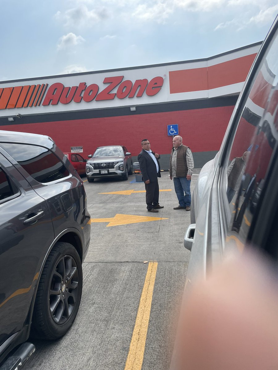 Tora83Rod's tweet image. Este señor que parece guardaespaldas de alguien, me amenazo y me dijo que me atuviera a las consecuencias, textual “no sabes con quién te metes” todo tiene consecuencias y el de la camioneta gris me quiso atropellar.