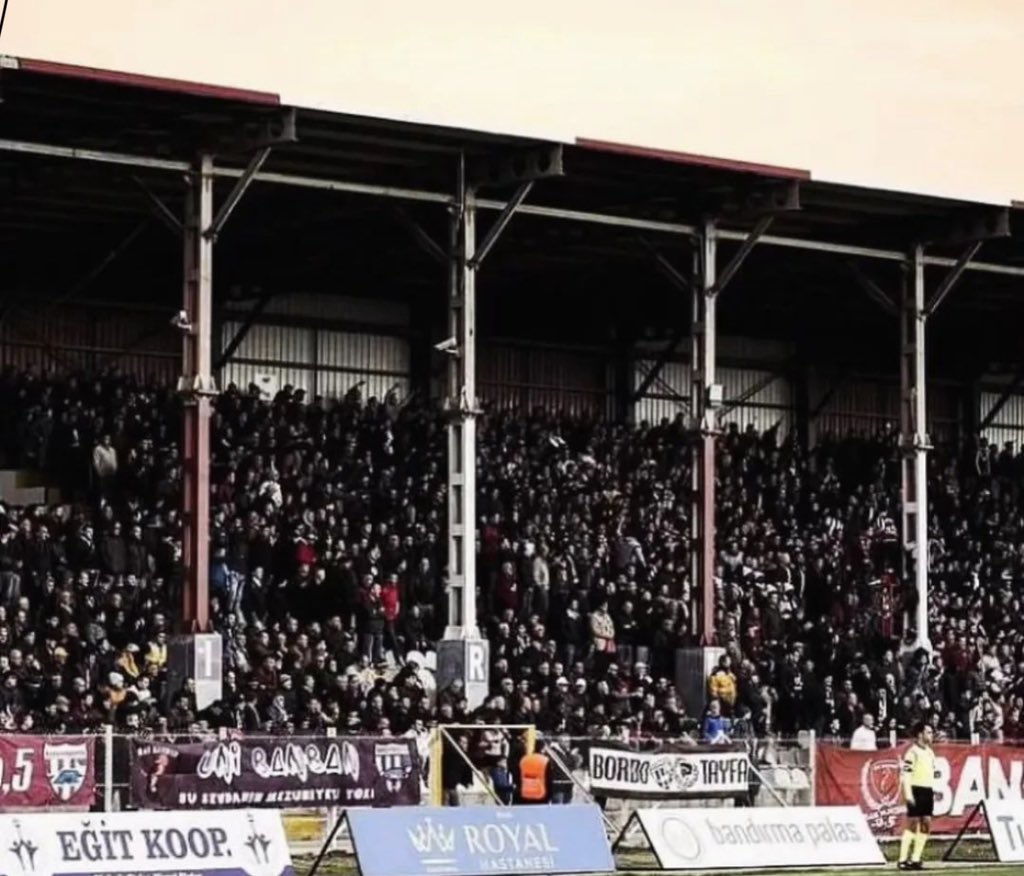 NortebetScout's tweet photo. Bandırmaspor taraftarı, Kötü şartlardaki stadyumlarını bildiriyor ve  #BandırmaStatİstiyor  tag’ı altında yeni stad isteklerini yazıyor. https://t.co/35qpLP0qQZ