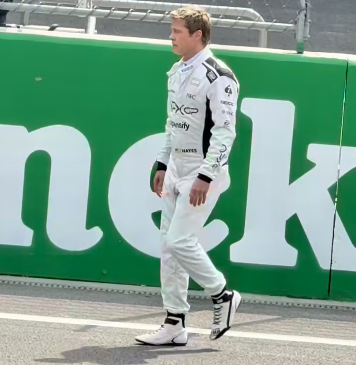 TTCitizen's tweet photo. Brad Pitt se vuelve tendencia en la #F1 en México tras filmar película F1 en el #GranPremioDeMéxico https://t.co/48rIeim7Ta
