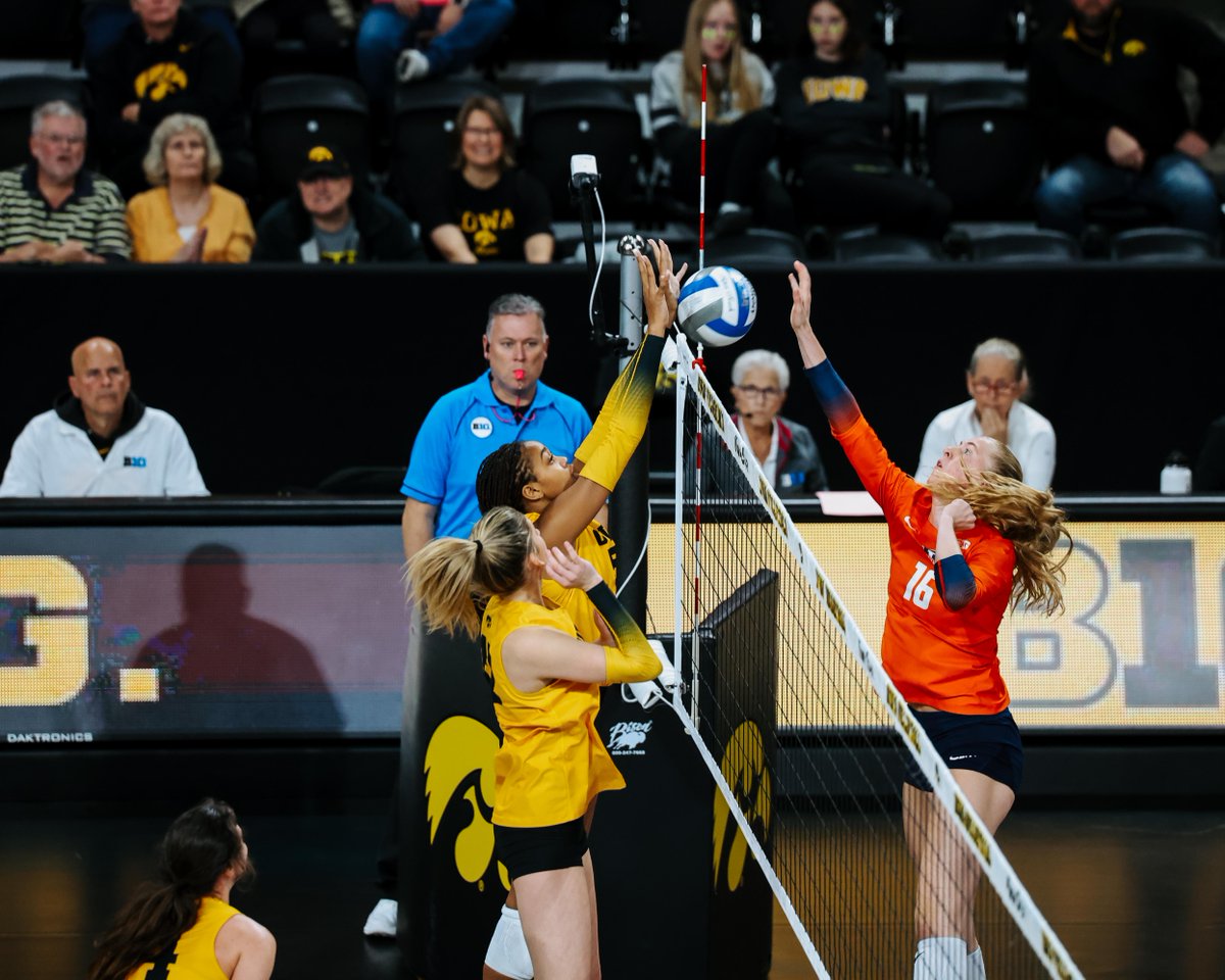 IowaVolleyball's tweet photo. 𝘽𝙧𝙞𝙣𝙜𝙞𝙣𝙜 𝙩𝙝𝙚 𝙛𝙞𝙜𝙝𝙩.

#Hawkeyes https://t.co/pIfqRWIJnu
