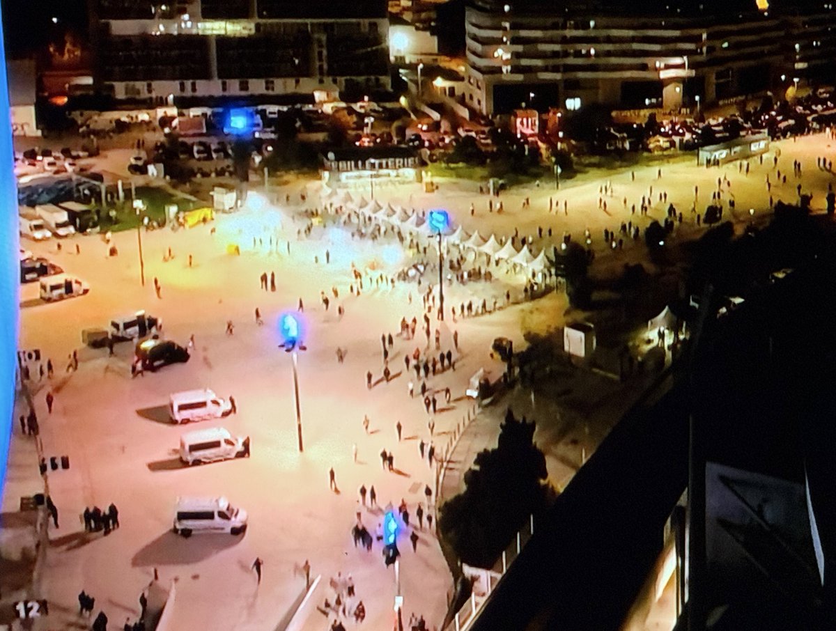 lasource75006's tweet photo. ÉNORME des dizaines de supporters marseillais ÉCŒURÉS de cette claque 3/0 avant la pause quittent le stade, filmés par les drones de @DAZN_FR. INCROYABLE, JOUISSIF 🤣🤣🤣 https://t.co/tkOxxUHBAR