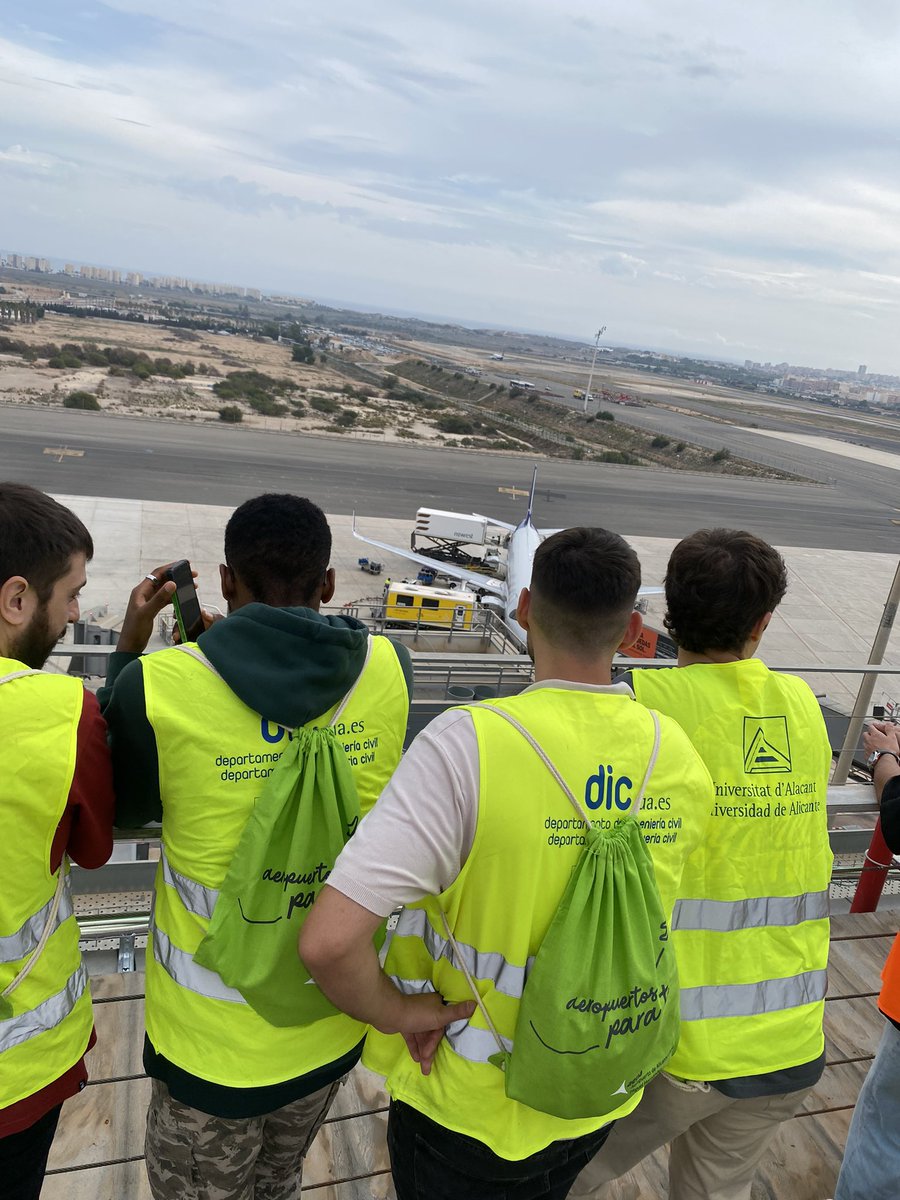 tenza_abril's tweet photo. Estudiantes del Grado en Ingeniería Civil de la @EPSAlicante y profesores del @dic_ua de la @UA_Universidad visitando las instalaciones del aeropuerto de Alicante con compañeros de @aena ¡Gracias! https://t.co/VsJ2uJEQdm