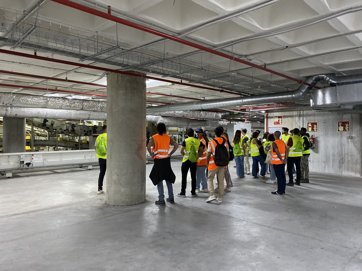 tenza_abril's tweet photo. Estudiantes del Grado en Ingeniería Civil de la @EPSAlicante y profesores del @dic_ua de la @UA_Universidad visitando las instalaciones del aeropuerto de Alicante con compañeros de @aena ¡Gracias! https://t.co/VsJ2uJEQdm