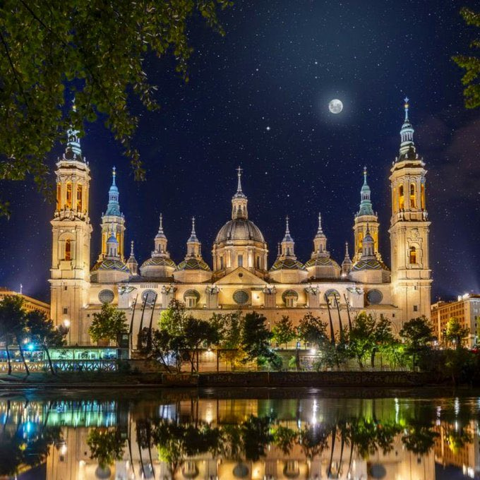 14. Catedral Basílica Del Pilar (Zaragoza, España)

Construido en estilo barroco con atractivas cúpulas y una cúpula central, especialmente impresionante de noche.
