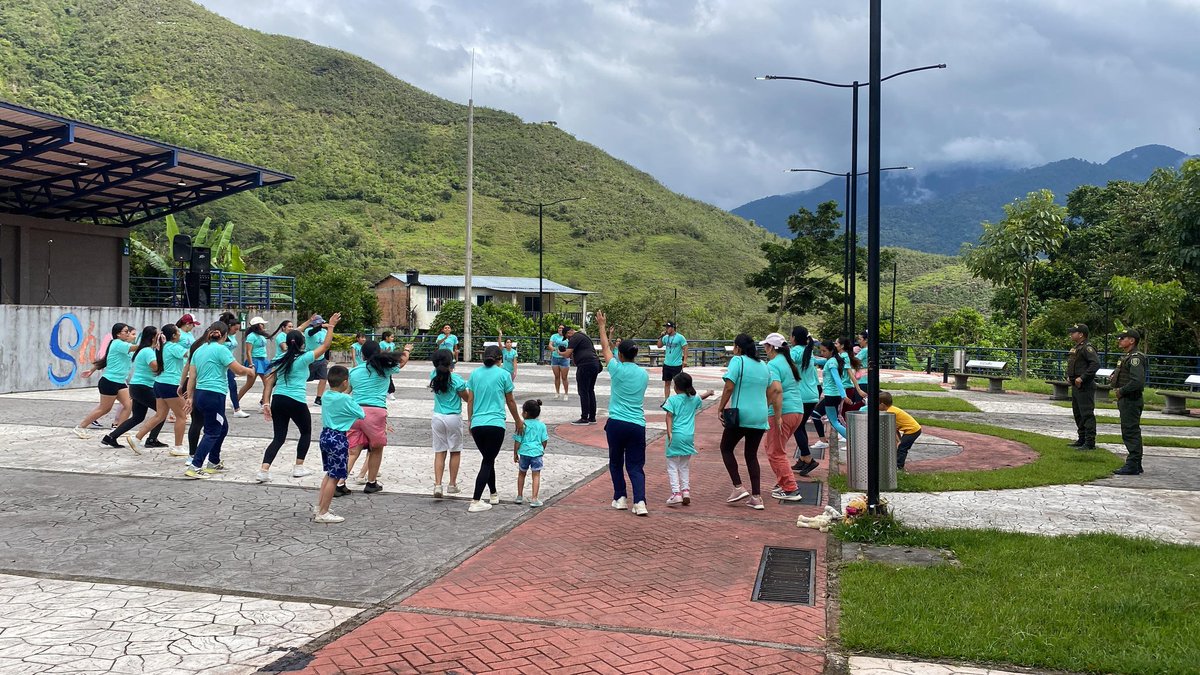 PoliciaCasanare's tweet photo. #Sacama La Policía Nacional realiza actividades preventivas, de acercamiento a la comunidad y acompañamiento a la CARRERA POR LA INCLUSIÓN Y LA DIVERSIDAD  DE LA MUJER SACAMEÑA, con el fin de brindar seguridad a comunidad. #DiosYPatria https://t.co/ORxpSqnINq