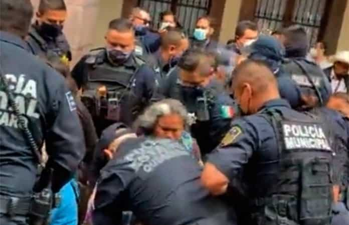 juncalssolano's tweet photo. Xóchitl que tanto se las daba de ser "indígena" y defensora de estas comunidades ha guardado silencio cómplice de lo ocurrido en Querétaro. 

Donde el gobierno del PAN reprimió a artesanos y artesanas de pueblos originarios. 

¿Dónde quedó el huipil? https://t.co/R6CuPpXMWM