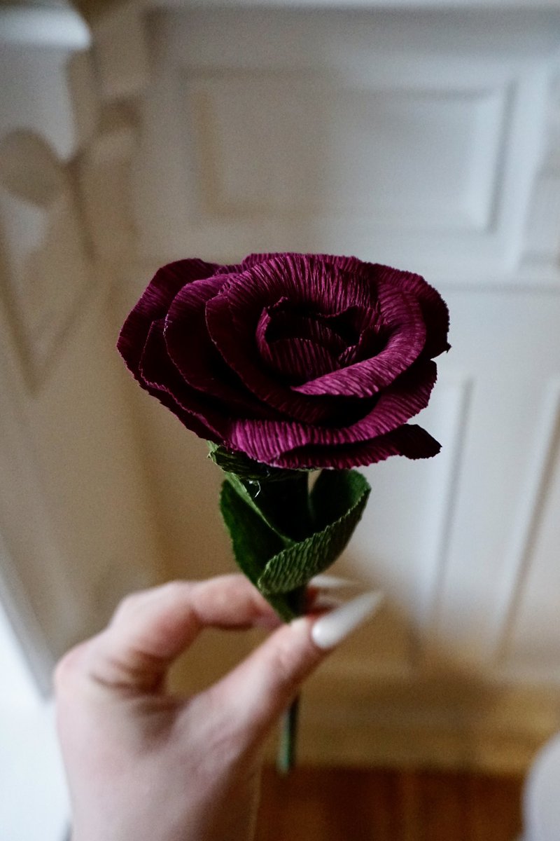 Vinkona mín frá Palestínu er að gera svo sjúllaða pappírsblómvendi  💐 sem hún ætlar að byrja að selja en við vitum ekkert hvernig við eigum að verðleggja þá. Hvað myndi fólk borga fyrir svona herlegheit?