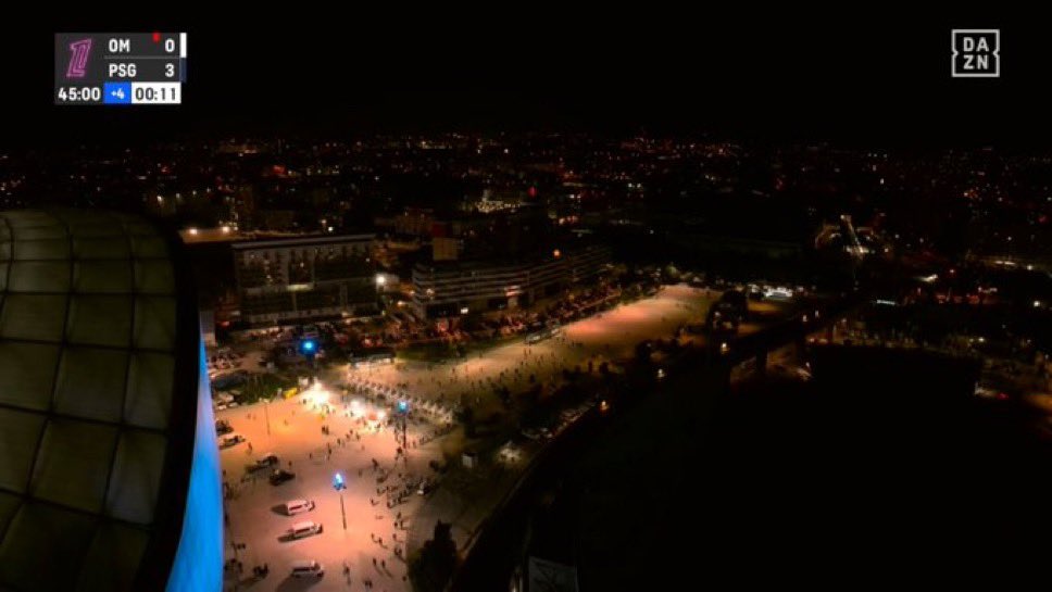 ActuFoot_'s tweet image. Des supporters de l’OM ont déjà déserté le Vélodrome. 

📸 @DAZN_FR