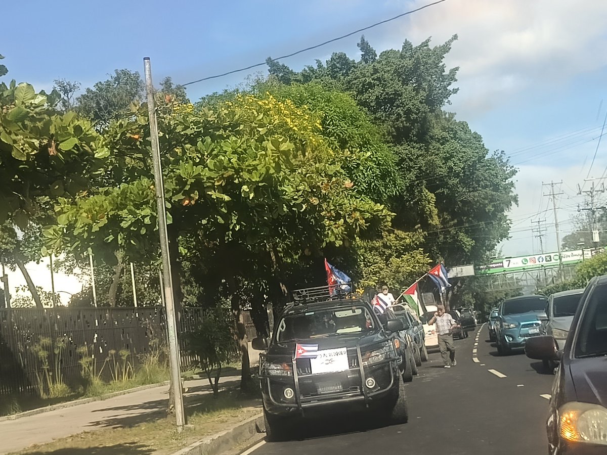 LexJimenz's tweet photo. Que les pasen pitando la vieja frente a la UES piden .....🙏🏻🤣🤣 https://t.co/eGFOS02KK9