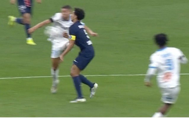 C’est le même arbitre qui a :

- sifflé penalty sur la main involontaire de Rongier. (2021/2022)

- pas sifflé penalty sur la main de Hakimi. (2022/2023)

- mis rouge à Harit. (Ce soir)