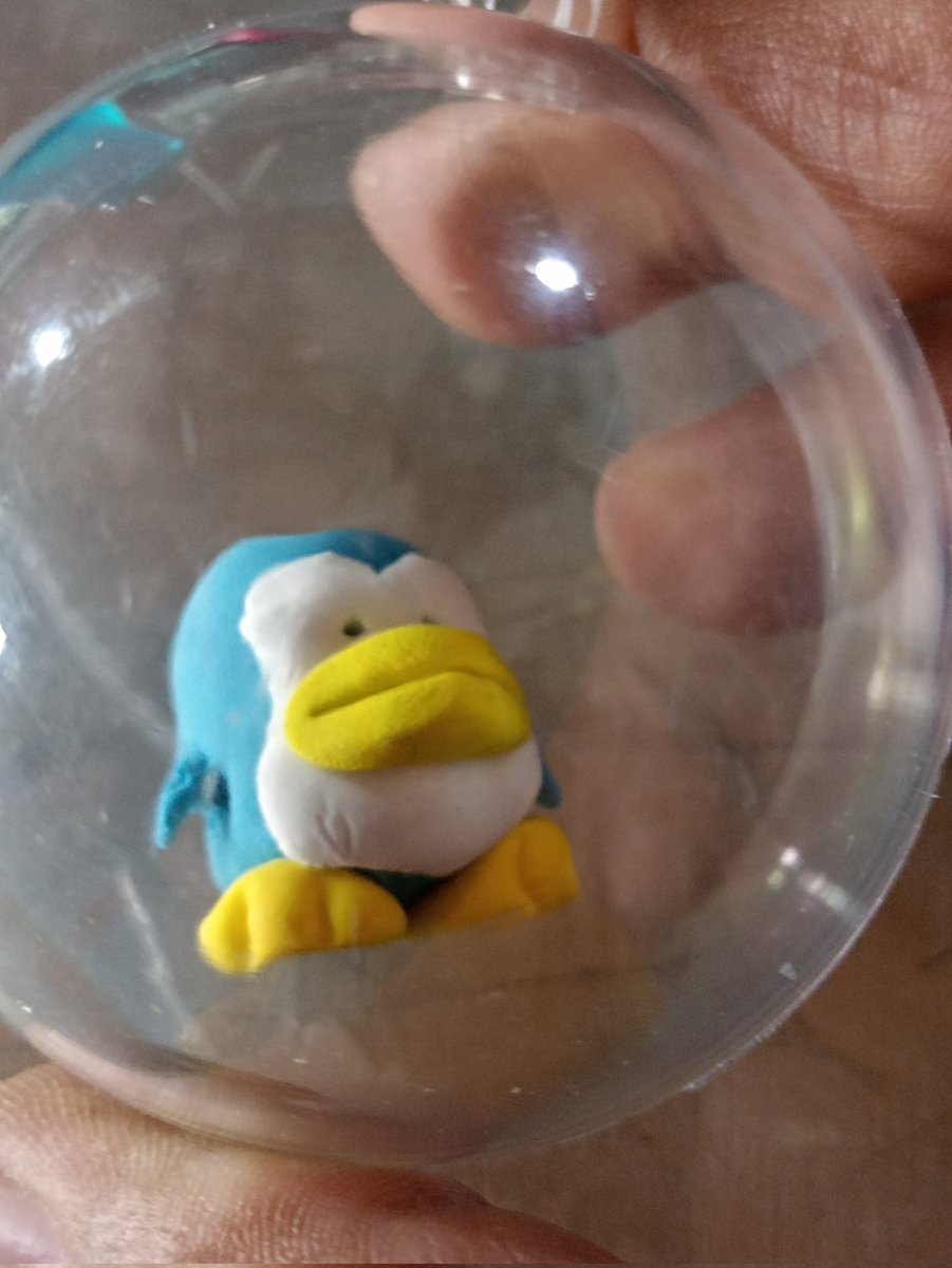 Ayer en #msxmexicomeet  <a href="/HaDeNintendo/">Hablemos De Nintendo</a> me regaló este libro. Un placer compartir con gente que le gusta lo mismo que a uno, gracias Octavio, el pingüino fue regalo de <a href="/PacoCyborg/">Paco - パコさん</a>, muchas gracias por todo el apoyo de ayer y siempre.