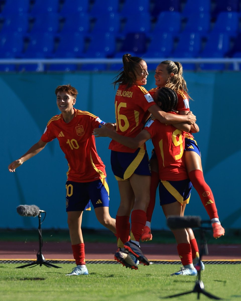 ESPNEcuador's tweet photo. ⚽ ¡SUBE LA CUENTA! En el primer minuto del segundo tiempo España aumenta el marcador y ya gana 3-0 a 🇪🇨 #LaMinitri, en el Mundial Sub 17. Pau Comendador volvió a anotar
📸 @fifaworldcup_es https://t.co/02WxAVW8C5