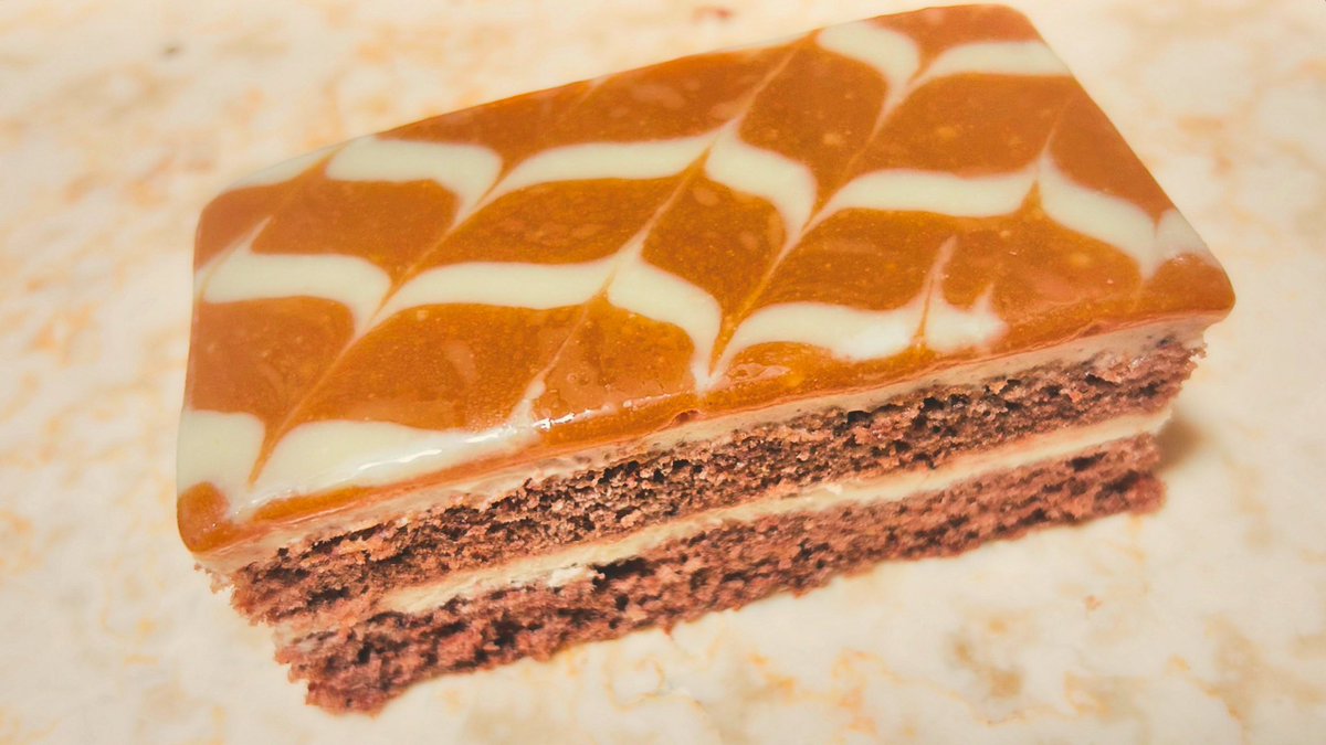 Manaminoo5's tweet photo. Chocolate Toffee Gateau https://t.co/qX5Y0oa0ar